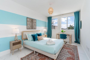 Stylish 1-Bedroom Apartment with Pool, Gym, Free Parking, Rooftop and Balcony - 5 Min to Hollywood Beach! - 10 Min to FLL Airport